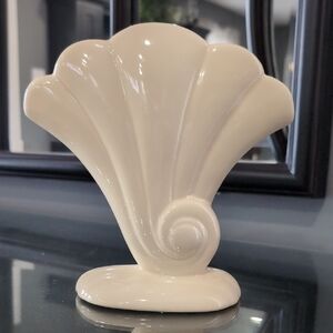 Red Wing Cream Ceramic Shell Vase